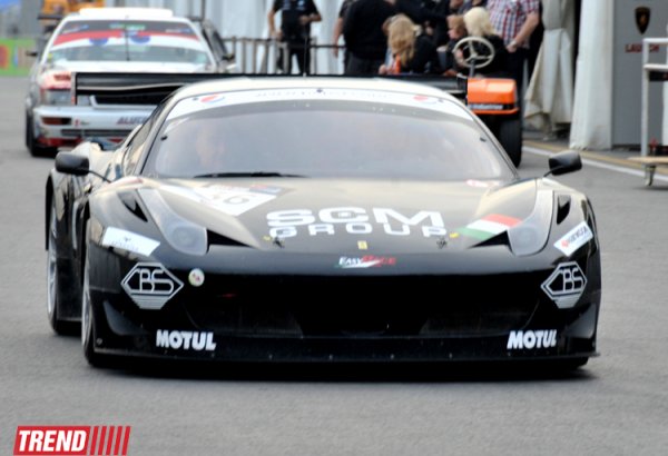 В Баку стартовал парад гоночных машин, участвующих в City Challenge (Фото)